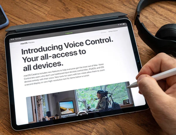Uomo che legge su iPad Pro WWDC 19 Controllo vocale — Foto Stock