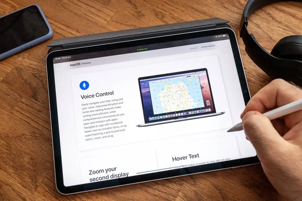 Uomo che legge su iPad Pro WWDC 19 Controllo vocale — Foto Stock