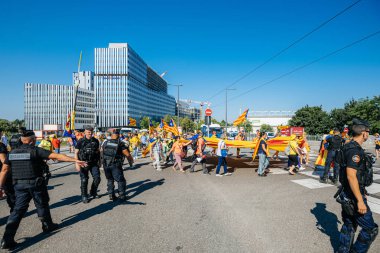 Avrupa Parlamentosu önünde 10000 kişi Katalan protestocular