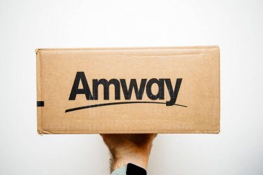 Amway logolu karton koli kutusu