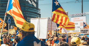 Avrupa Parlamentosu önünde 10000 kişi Katalan protestocular