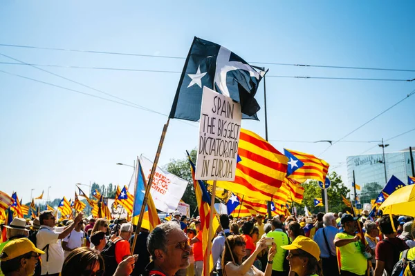 10000 katalanische Demonstranten vor dem Europäischen Parlament — Stockfoto