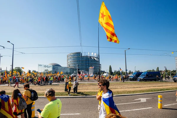 Multitud de manifestantes catalanes frente al Parlamento Europeo — Foto de Stock