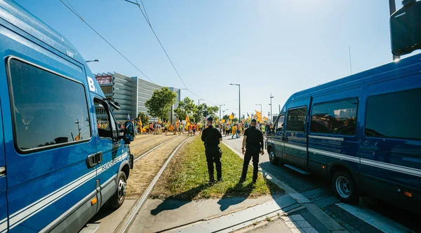 Politie op zoek naar Catalaanse demonstranten voor het EuropeesParlement — Stockfoto