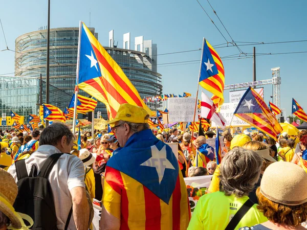 Протестующие в Каталонии перед зданием Европейского парламента — стоковое фото