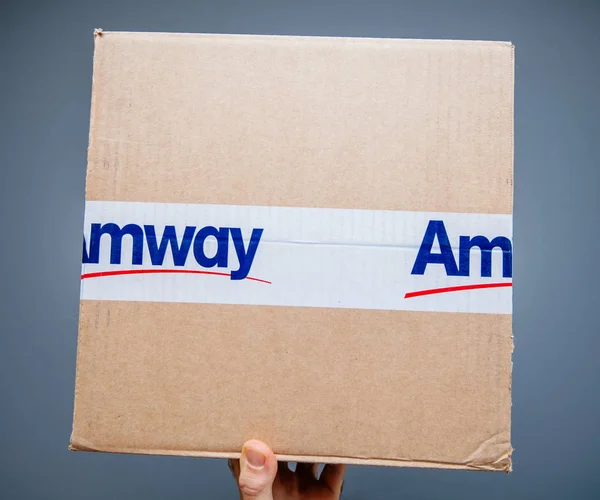 Caixa de embalagem de papelão com logotipo Amway — Fotografia de Stock