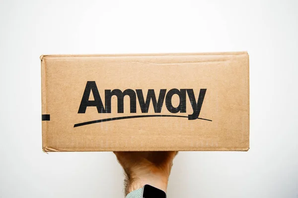 Pudełko tekturowe z logotypem Amway — Zdjęcie stockowe
