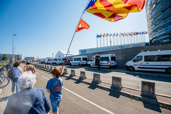 유럽 의회의 카탈로니아 국기 전면과 어린 소년 — 스톡 사진