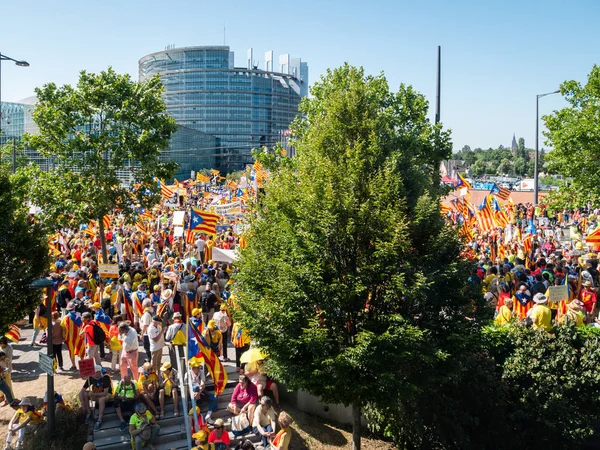 10000 manifestantes catalanes frente al Parlamento Europeo — Foto de Stock