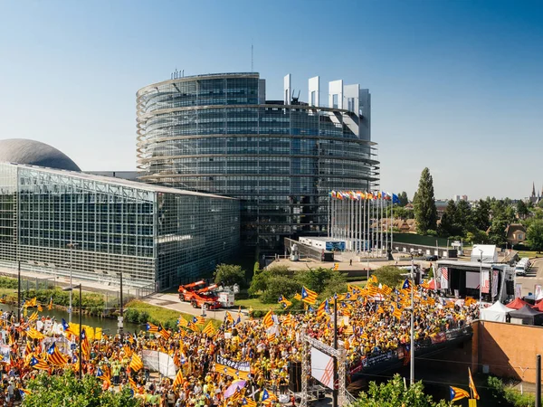 10000 manifestantes catalanes frente al Parlamento Europeo — Foto de Stock