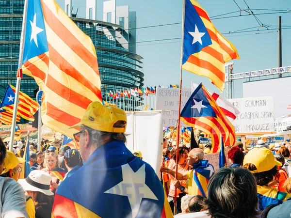 10000 katalanische Demonstranten vor dem Europäischen Parlament — Stockfoto