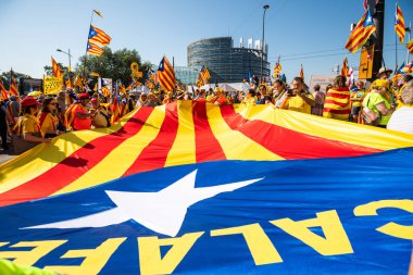 Avrupa Parlamentosu önünde Katalan protestocularla dev bayrak