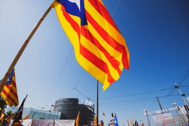 Katalan bayrağı ve protestocular Avrupa Parlamentosu önünde