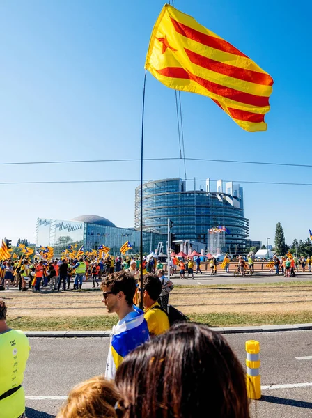 Menge katalanischer Demonstranten vor dem Europäischen Parlament — Stockfoto