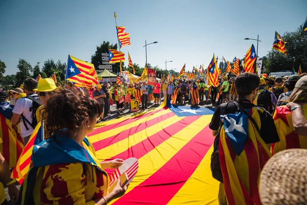 Протестующие перед Европарламентом Каталонии с огромным флагом — стоковое фото