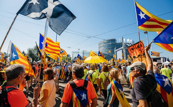 Miles de manifestantes catalanes frente al Parlamento Europeo — Foto de Stock