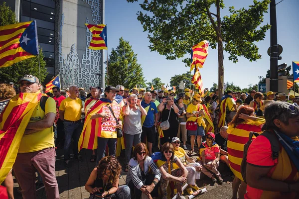 10000 manifestantes catalanes frente al Parlamento Europeo — Foto de Stock