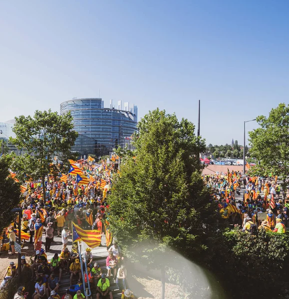 Vista aérea Manifestantes catalanes frente al Parlamento Europeo — Foto de Stock