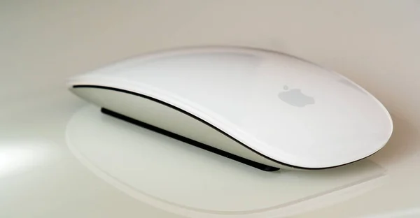 Nowe komputery Apple Magic Mouse na powierzchni odbijającej szkło — Zdjęcie stockowe