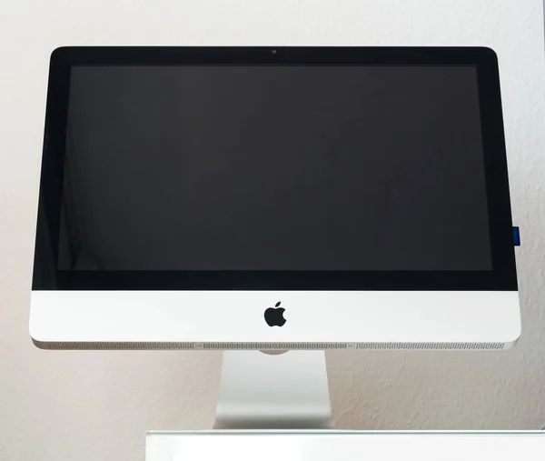 Νέος iMac προσωπικός υπολογιστής με μαύρη οθόνη — Φωτογραφία Αρχείου