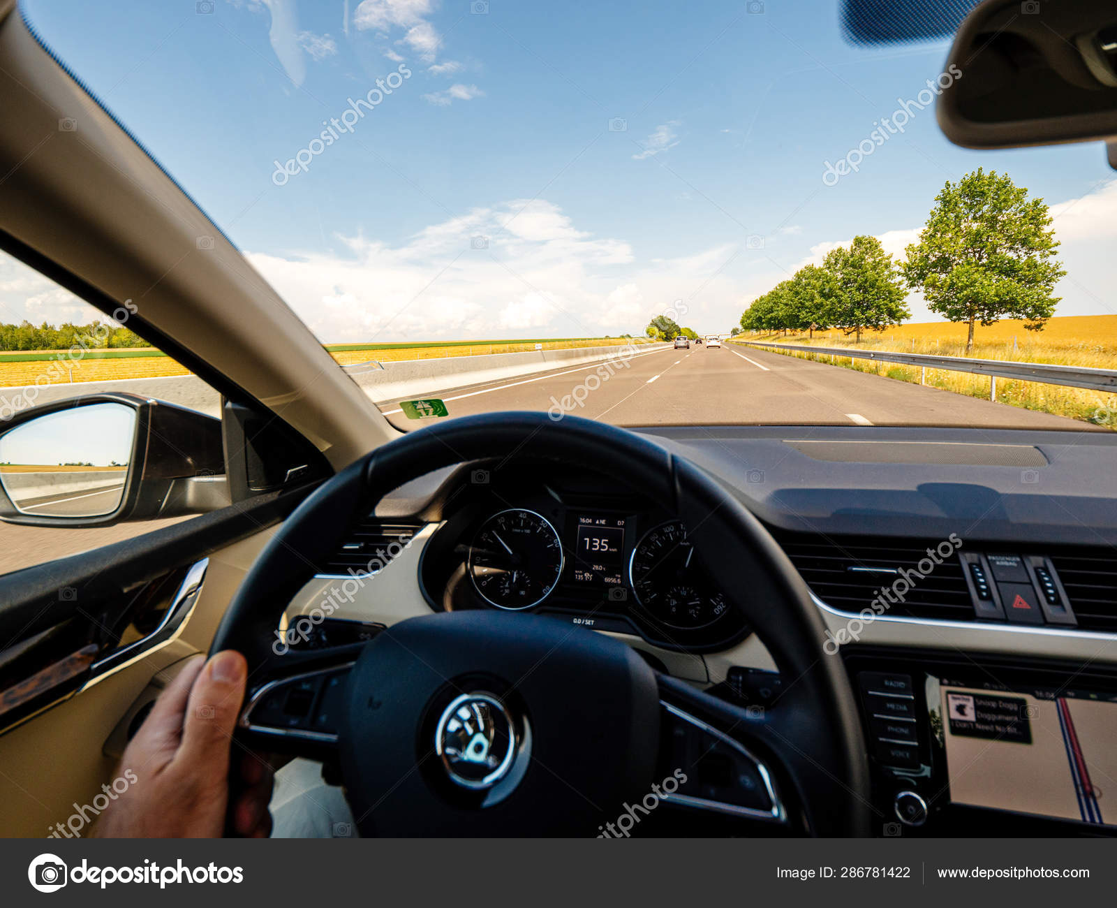 135kmhで運転するハンドルを握る男の手 ストックエディトリアル用写真 C Ifeelstock
