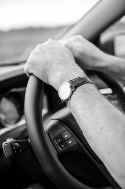 Kıdemli adam araba sürme - yan görünüm