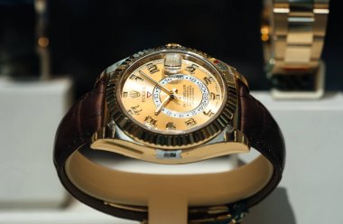 Lüks Isviçre saat Rolex vitrin penceresinde resmi bayi