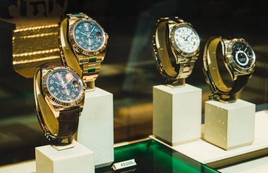 Lüks Isviçre saat Rolex vitrin penceresinde resmi bayi
