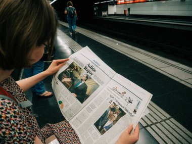 Barselona Metro istasyonunda okuyan kadın La Vanguardia Raojoy istifa