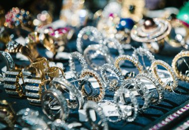 Birden fazla yüzük ve küpe satışı ile mücevher mağazası