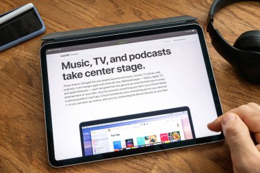 Ipad Pro Music Tv ve Podcasts uygulamasında adam okuma