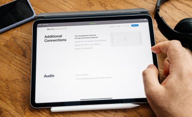 Ipad Pro lansmanı Mac Pro iş istasyonu özellikleri üzerinde adam okuma