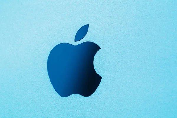 Apple komputery logotypy na niebieskim urządzeniu aluminiowym — Zdjęcie stockowe