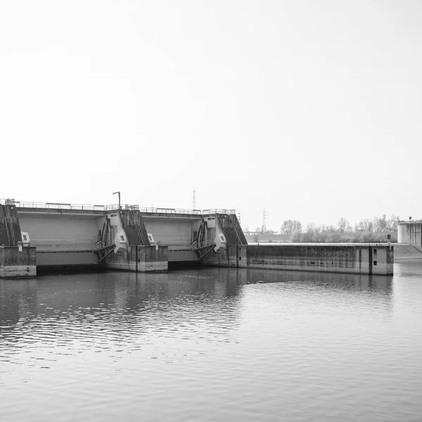 Alman su düzenleme ve hidroelektrik santrali — Stok fotoğraf