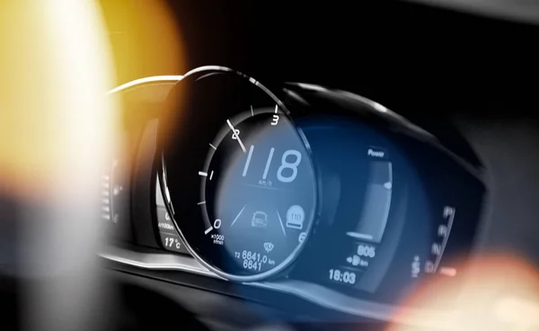 Nowy nowoczesny luksusowy samochód sportowy cyfrowy pulpit nawigacyjny przedstawiający prędkość danych jazdy — Zdjęcie stockowe