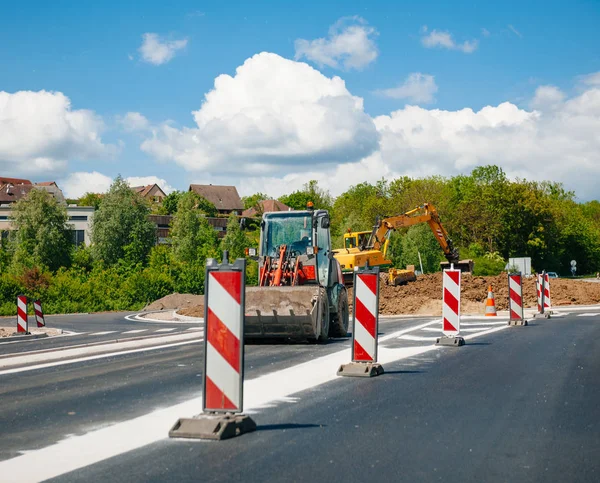 フランスの村で新しいラウンドアバウト交差点を建設する掘削機労働者 — ストック写真