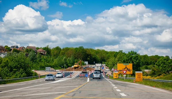 Driver POV persoonlijke weergave bij de waarschuwingsborden wegwerkzaamheden — Stockfoto