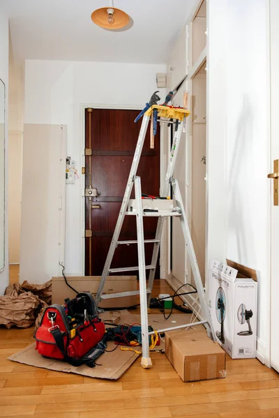 Лестница с инструментами ремонтные работы во время электроконтроля — стоковое фото