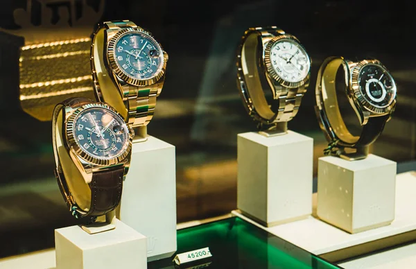 Luxury Swiss watch Rolex in showcase window Official Dealer — Stock Photo, Image