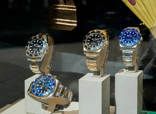 Reloj suizo de lujo Rolex Submariner en escaparate Distribuidor Oficial —  Fotos de Stock