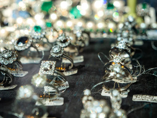 Loja de jóias com vários anéis e brincos venda — Fotografia de Stock