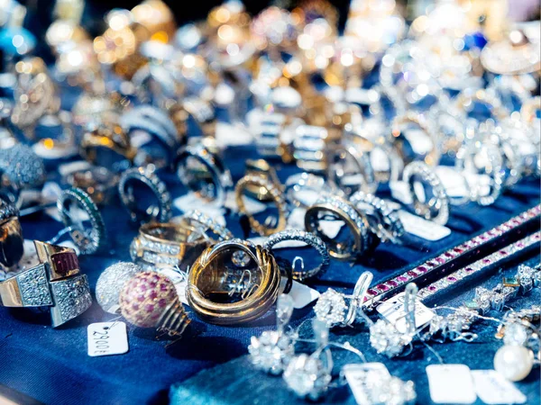 Ewelry κατάστημα με πολλαπλά δαχτυλίδια και σκουλαρίκια πώληση — Φωτογραφία Αρχείου