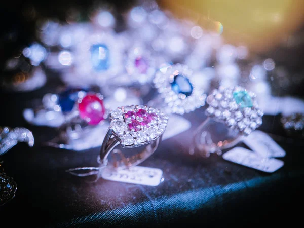 複数のリングとイヤリング販売のジュエリーストア — ストック写真