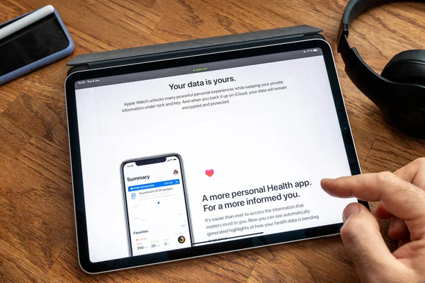 Hombre leyendo en iPad Pro WWDC 19 Mac Os datos de la aplicación de salud —  Fotos de Stock