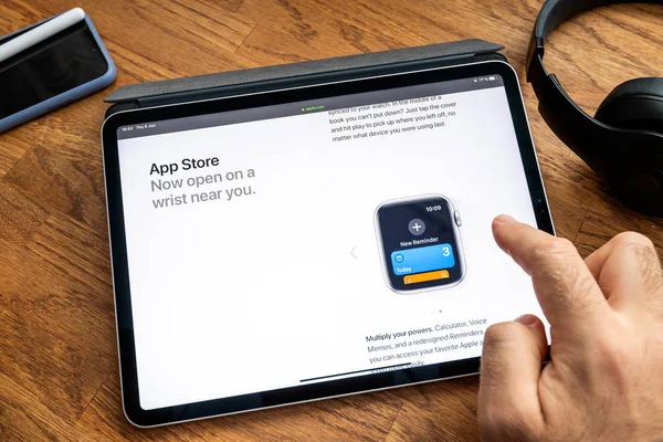 Uomo lettura su iPad Pro WWDC 19 watchos nuove applicazioni — Foto Stock