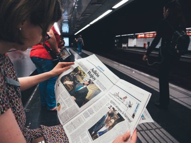 Barselona Metro istasyonunda okuyan kadın La Vanguardia Raojoy istifa