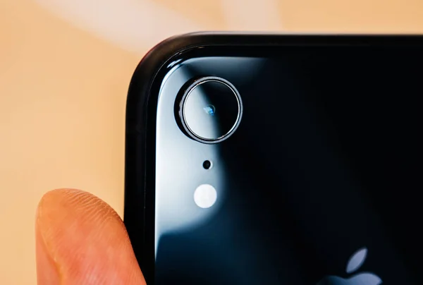 Mann hält neueste iphone xr Kamera hinten — Stockfoto