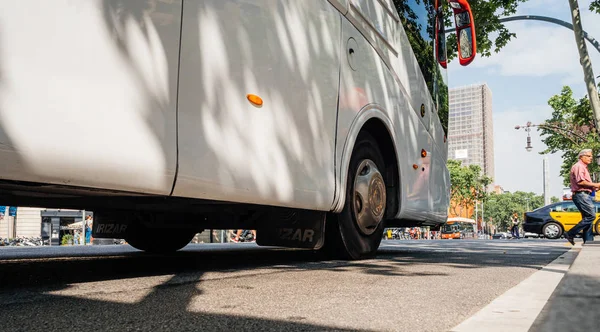 Vista de bajo ángulo de los coches que conducen en el Paseo de Gracia central —  Fotos de Stock