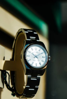 Lüks Isviçre saat Rolex vitrin penceresinde resmi bayi