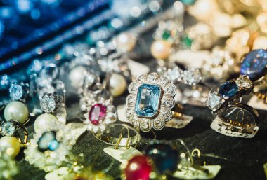 Birden fazla yüzük ve küpe satışı ile kuyumcu üzerinde Güneş ışığı parlama